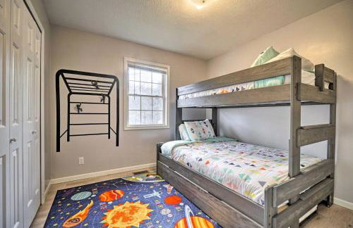 Renovated Logan Home with Pond and Fire Pit - Foto 26