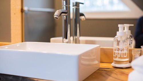 Rustic Luxe Creekside Retreat with Hot Tub and Fire Pit, Minutes From Hudson - Foto 5