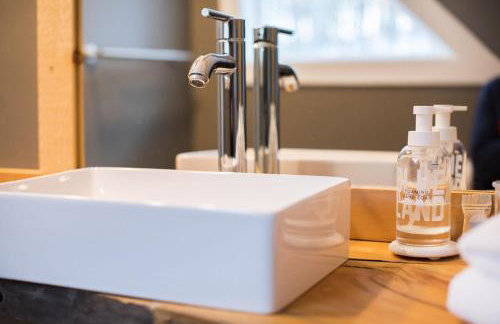 Rustic Luxe Creekside Retreat with Hot Tub and Fire Pit, Minutes From Hudson - Foto 5