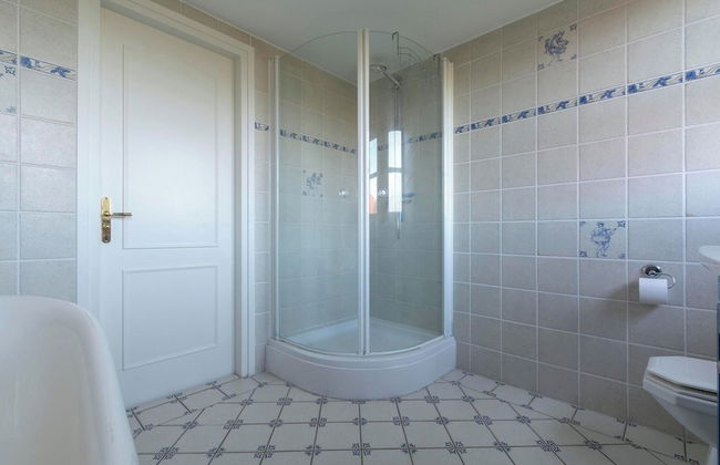 Villa w/ Electric Charging & Parking - Foto 12