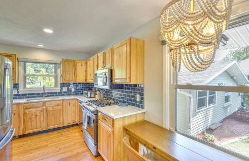 Lakefront Home with Hot Tub and Dock - Foto 6