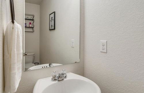 6 Mi to DIA Denver Home with Fenced Yard and Fire Pit - Foto 21