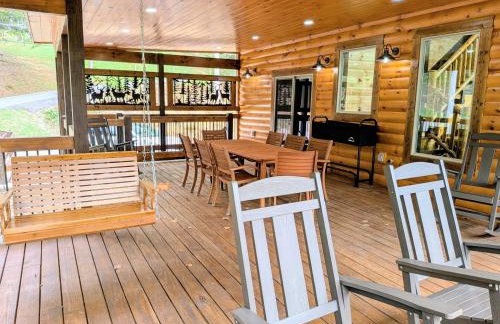Luxe Cabin with Game Room, Hot Tub & Firepit - Foto 33