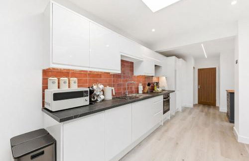 Unique 5 Bedroom 4 Bathroom House with Self-Contained-Studio - Excellent Location - Pool Table, Super-Fast Wifi, Smart TV and Self-Check-In by Yoko Property - Photo 19