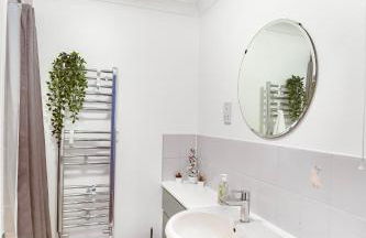 Cosy Wimbledon 4 Bed Home With Garden & Driveway Parking - Foto 27