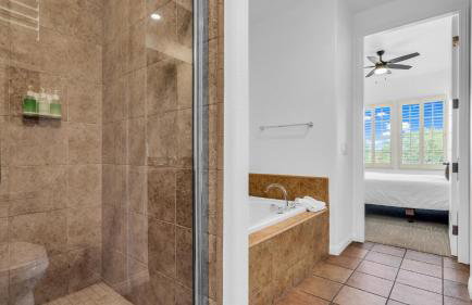 LV204 Airy Upstairs 2 Bedroom w Private Balcony - Foto 16