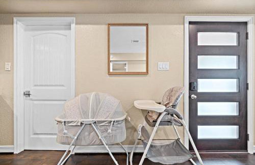 Nr DT, Med Center, Midtown Sleeps 16 Game Room - Photo 38