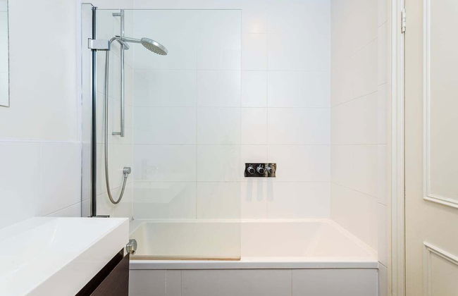 Bright and Spacious Notting Hill Nest - Photo 33