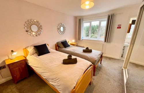 Large 5 bed detached house near Stansted Airport with Parking for 2 vehicles! Stansted Stays - Foto 14