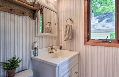 Retreat with Lake Access and Private Boat Dock! - Foto 15