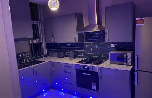 1 Bed Flat - Sleeps 2 - Hot Tub - Parking - Wifi - Photo 12