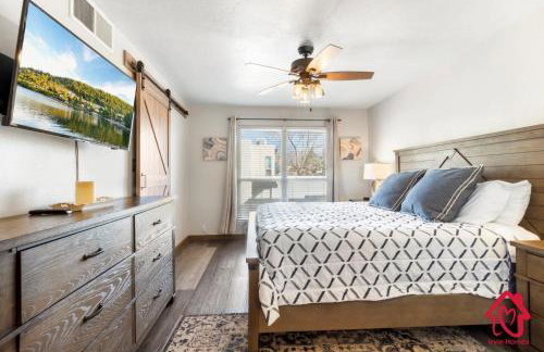 The Plaza - An Irvie Home w Summer Pool - Photo 3