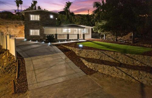 Entire Private Home with 4 Bedrooms 2 Bathrooms, 6 Beds, Hot Tub, King Bed, 6 Parking, Big Yard, Available Now - Foto 66