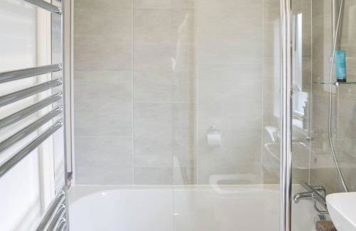 2 Bed Lodge - Sleeps 6 - Dogs - Hot Tub - Parking - Foto 16