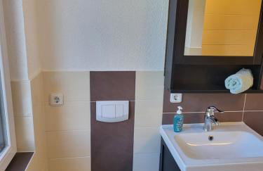 Modernes behagliches Haus mit Kamin, Terrasse und Garten - Foto 8