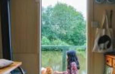 Snug & Secluded Lakeside Shepherds Hut 'Carp' - Foto 8