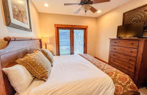 Lakefront home with fire pit and dock Near Wisp Resort - Foto 12