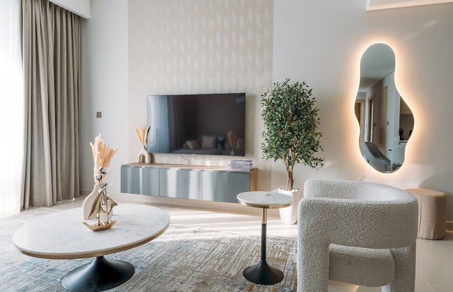 Elegant Stay: Balcony & Stunning Dubai Creek Views - Photo 11