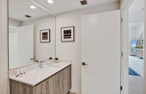 Luxury 2 Bedroom Corner Condo Walk to Design District, Infinity pool with Bay and City views, Gym, Free Parking Spot - Foto 17