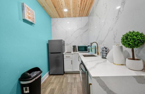 Modern Studio Retreat with King Bed, Full Kitchen & Free Park - Foto 6