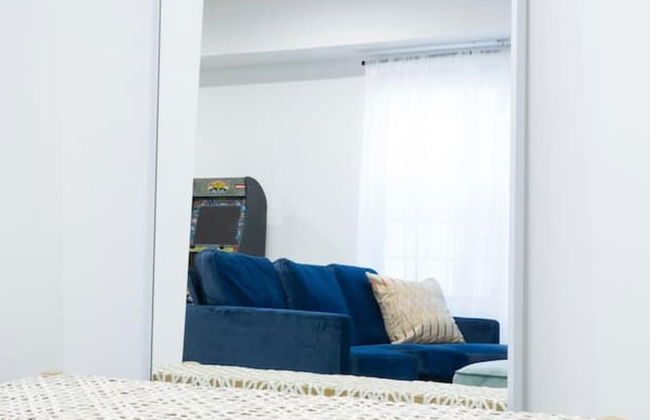 Cherry Suites 2BR Apt w W D Arcade Machine - Foto 7