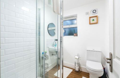 NEW Stylish 1 Bedroom Flat with Garden | London - Foto 28