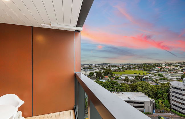 Stunning Ellerslie Apartment + Private Balcony! - Foto 1