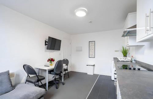 Stylish 3BR Derby Apartment - Sleeps 6, Central Location - Foto 34