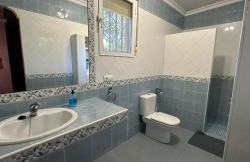 Precioso chalet próximo a Sevilla con jardín y piscina privada 8 personas Wifi gratis 2 salones 4 dormitorios 2 baños - Foto 59