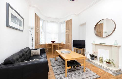JOIVY Charming Apartment near Leith Links with Patio - Foto 12