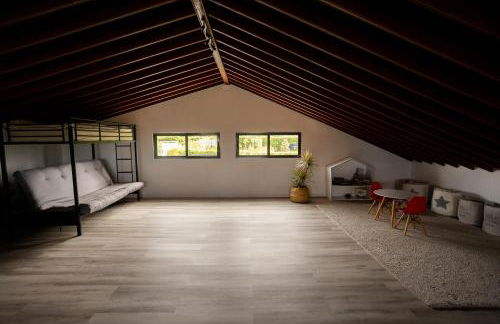 Countryside house with a pool and fireplace - Photo 32