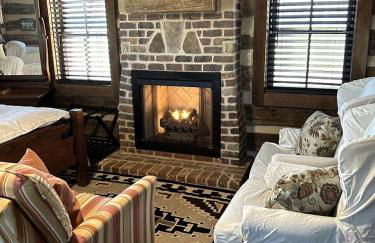 Redesign Wooden Cabin with Jacuzzi and Front Porch in North Carolina - Foto 17