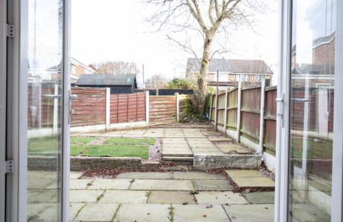 Big 4-Bed House in Haydock Ideal for Work Crews - Foto 5