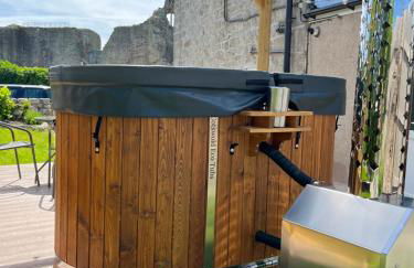 Castle Views cottage in historic village & woodfired hot tub - Photo 2