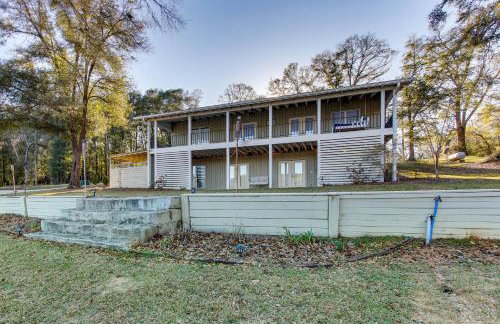 Tranquil Gantt Lake Home w/ Deck & Patio! - Foto 34