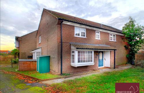 Wokingham - 2 Bedroom Maisonette - With Parking - Foto 1