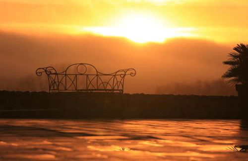 French Farmhouse Retreat with pool & superb views. - Foto 3