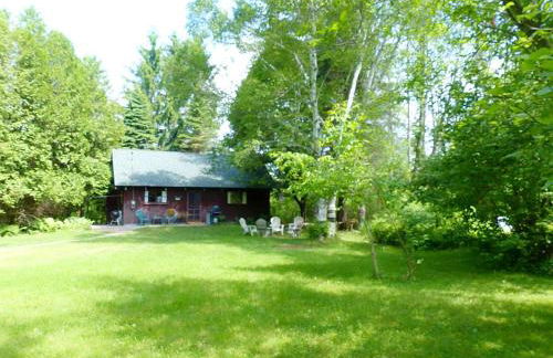 Rustic Cabin Rental on a Wildlife Sanctuary in Manistee, Michigan - Foto 1