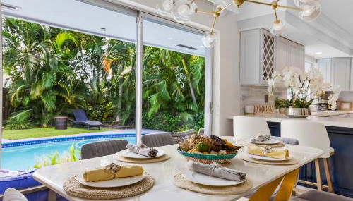 Tropical Villa Retreat with Private Pool & Peaceful Backyard - Stylish Escape in a Tranquil Residential Area - Foto 3, Garden, Garden view