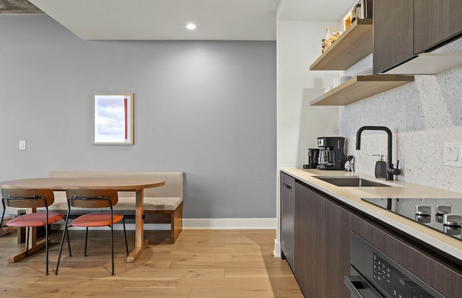 Luxury Downtown High Rise - Foto 9