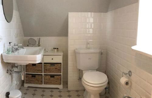 Dachgeschosswohnung Warft Simmerdeis in Reetdachhaus mit parkähnlichem Garten - Foto 13