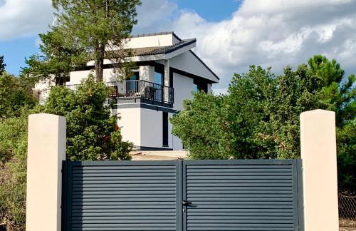 Chalet a estrenar, espectaculares vistas a la montaña - Foto 1