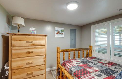 Deck with Hot Tub Ashton Cozy Cub Cabin - Foto 30