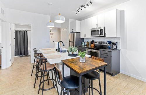 Cozy 2BR Retreat near Downtown - Foto 32