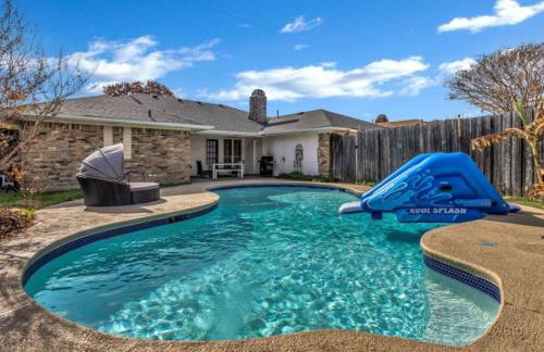 City Gem 4BR with POOL Sleeps 8 - Foto 1