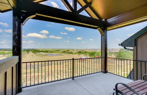 Elegant Sunset Meadow Ranch in Texas with Hot Tub - Photo 15