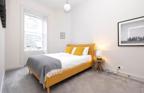 JOIVY Iconic Cockburn Street 4 Bedroom Apartment: Heart of Old Town - Foto 34