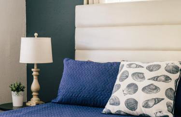 One bedroom private apt 2 blocks to beach King Bed - Foto 16