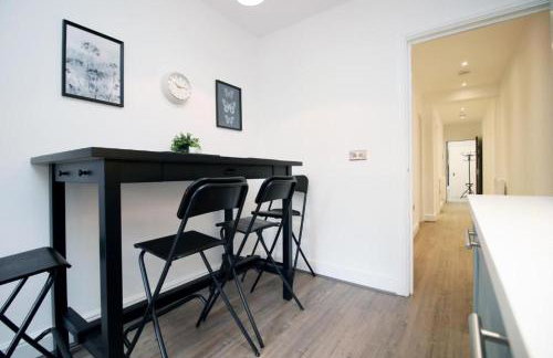 Spacious 2 Bedroom Apartment with Free parking - Foto 9