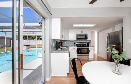 Sunny Escape: Vibrant Pool Home - Photo 6